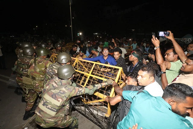 রাষ্ট্রপতি সাহাবুদ্দিনের পদত্যাগ দাবিতে বঙ্গভবনে উত্তেজনাপূর্ণ বিক্ষোভ