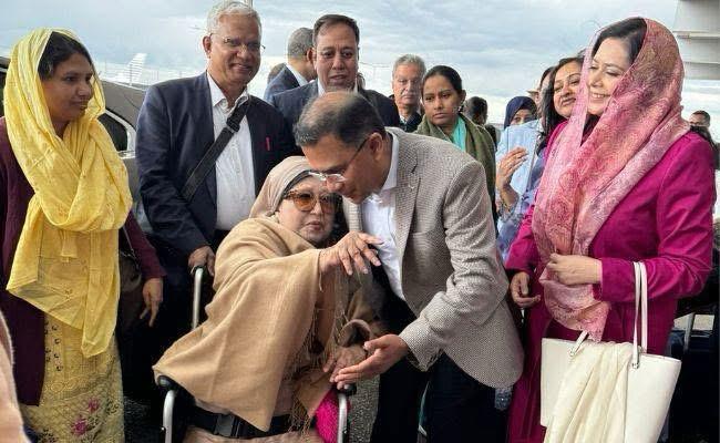 তারেক রহমানের আবেগঘন স্ট্যাটাসে দেশজুড়ে দোয়ার আবহ: গুরুতর অসুস্থ বেগম খালেদা জিয়ার রোগমুক্তি কামনায় জাতির প্রার্থনা অব্যাহত