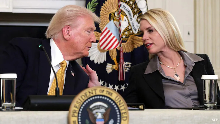 অ্যাটর্নি জেনারেল পাম বন্ডিকে বরখাস্ত করলেন ডোনাল্ড ট্রাম্প