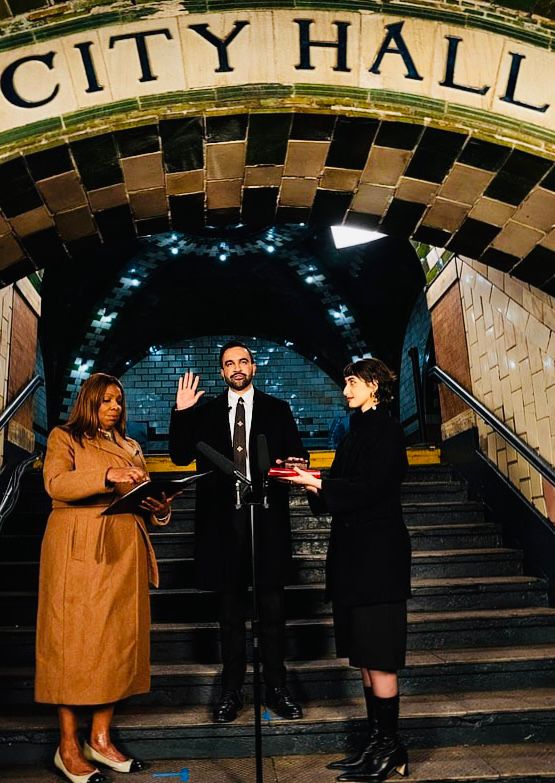 কোরআন শরীফ স্পর্শ করে ইতিহাস গড়লেন জোহরান মামদানি: নিউইয়র্কের প্রথম মুসলিম ও সর্বকনিষ্ঠ মেয়র হিসেবে শপথ গ্রহণ