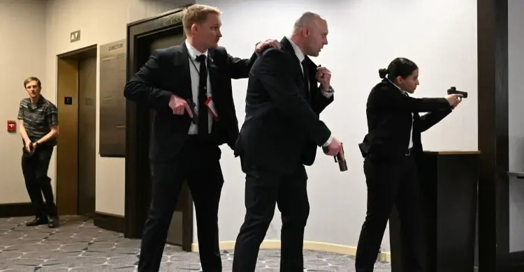 প্রেসিডেন্ট ডোনাল্ড ট্রাম্পের অনুষ্ঠানস্থলের বাইরে গুলি: হামলাকারী আটক