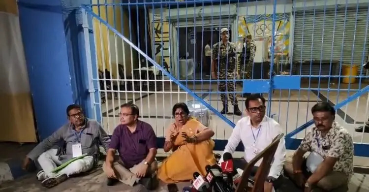 পশ্চিমবঙ্গে নির্বাচন: কারচুপির শঙ্কায় স্ট্রংরুম পাহারায় তৃণমূল, পাল্টা জমায়েত বিজেপির