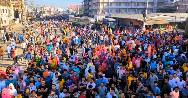 গাজীপুরে শ্রমিক বিক্ষোভের তৃতীয় দিন, বকেয়া বেতনের দাবিতে অবরোধ