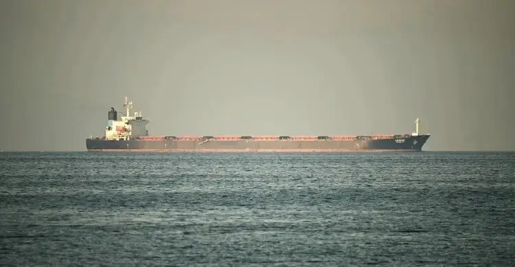 হরমুজ প্রণালি সম্পূর্ণ বন্ধ করে দেওয়ার হুমকি দিয়েছে ইরান