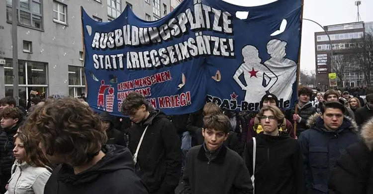 জার্মানিতে নতুন সামরিক বিলের বিরুদ্ধে বার্লিনের রাস্তায় হাজারো ছাত্র-জনতার বিক্ষোভ