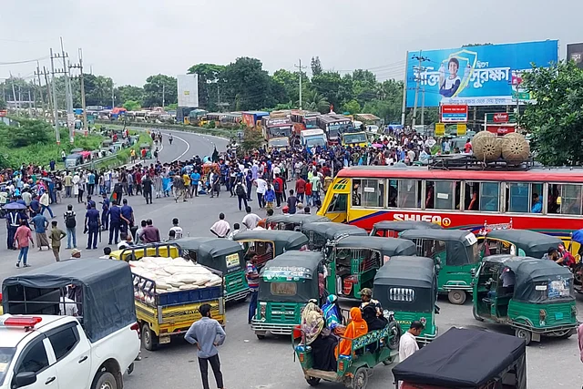 কোটা বাতিলের দাবিতে ঢাকা-টাঙ্গাইল মহাসড়ক অবরোধ