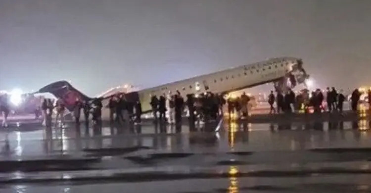 নিউইয়র্কের লাগুর্ডিয়া বিমানবন্দরে যাত্রীবাহী প্লেনের সঙ্গে ট্রাকের সংঘর্ষ