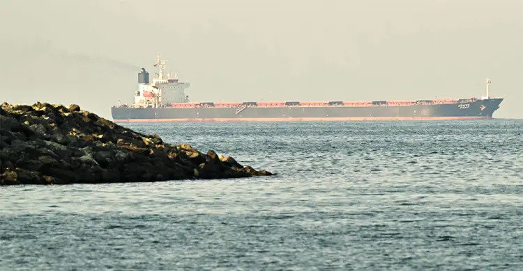 যুক্তরাষ্ট্রের অবরোধ ভেঙে দক্ষিণের বন্দরে ইরানি জাহাজের প্রবেশ