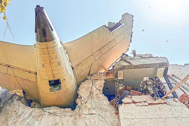 ভারতে উড়োজাহাজ বিধ্বস্ত হয়ে নিহত ২৪০ জনেরও বেশি: ভাগ্যক্রমে বাঁচলেন ১জন