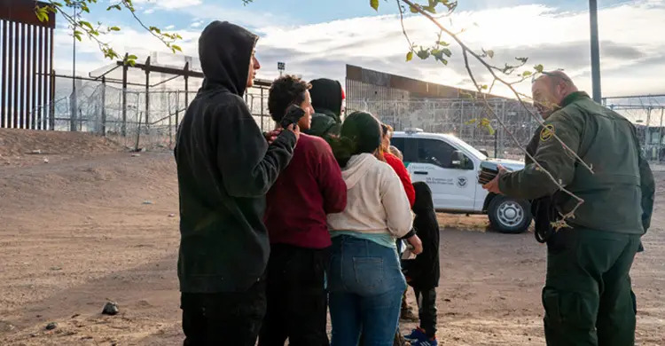 যুক্তরাষ্ট্রে অবৈধ অভিবাসী ধরা পড়লেই পাঁচ হাজার ডলার জরিমানা