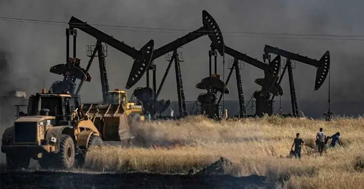 রেকর্ড উচ্চতা থেকে ‘মাইনাস’: দুই দশকে তেলের বাজারে নাটকীয় অস্থিরতা