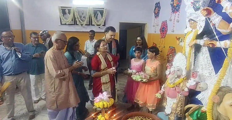 মুসলিম শিল্পীর তৈরি প্রতিমায় এইচআইভি আক্রান্ত শিশুদের পূজা অর্চনা