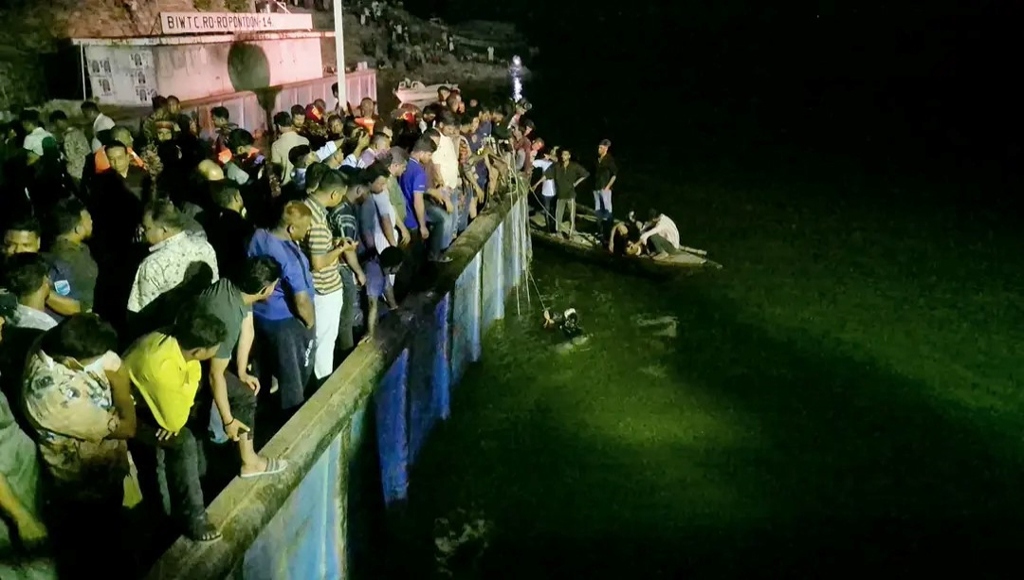 নিয়ন্ত্রণ হারিয়ে পদ্মায় বাস ডুবে ৪ জনের মৃত্যু, বহু হতাহতের শঙ্কা