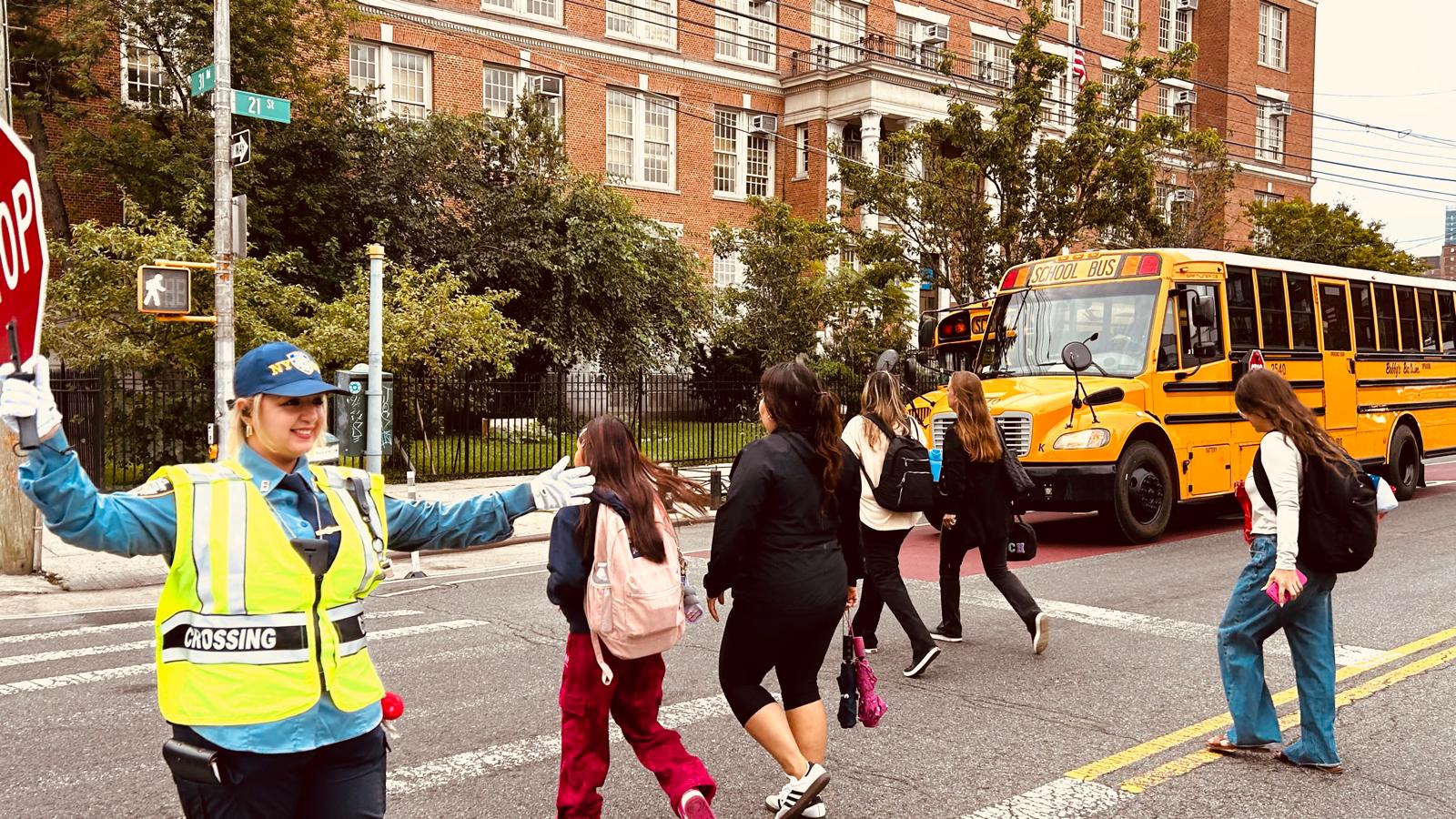 শিশুদের নিরাপত্তায় NYPD School Crossing Guard: ভোর থেকে দায়িত্ব, ভালোবাসা ও শৃঙ্খলায় পথ দেখাচ্ছেন স্কুলগামী শিক্ষার্থীদের