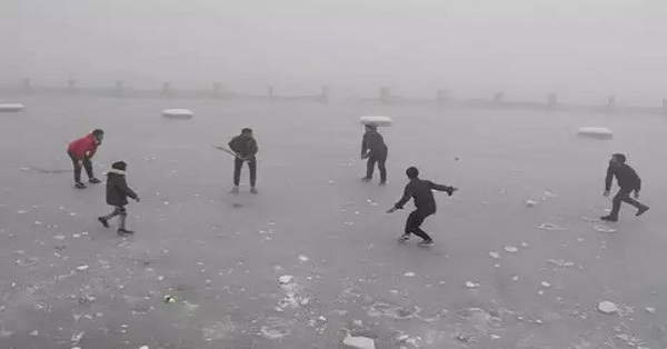 কনকনে শীতে জমে গেছে কাশ্মীরের ডাল লেক