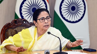 পদত্যাগ করতে অস্বীকৃতি মমতা ব্যানার্জীর: আনুষ্ঠানিকভাবে রাজ্যের বিধানসভা ভেঙে দিলেন গভর্নর