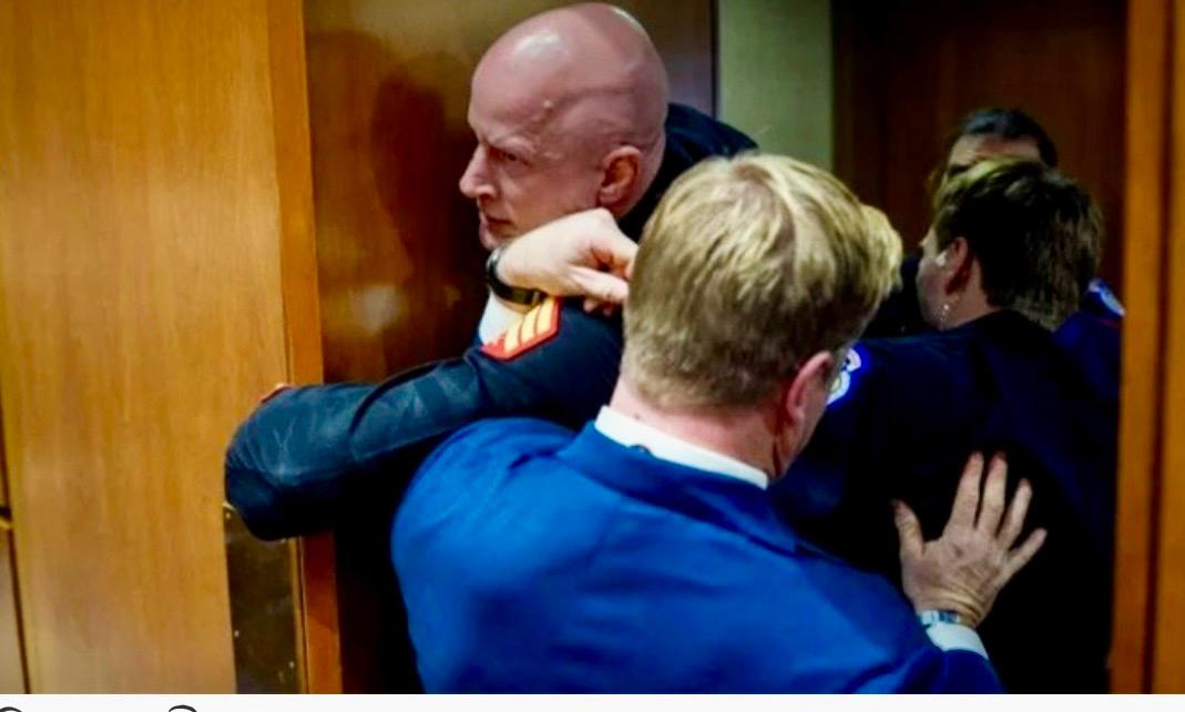 ইরানের পক্ষে স্লোগান দেওয়ায় ক্যাপিটল হিলে গ্রিন পার্টির সিনেট প্রার্থীর হাত ভাঙল