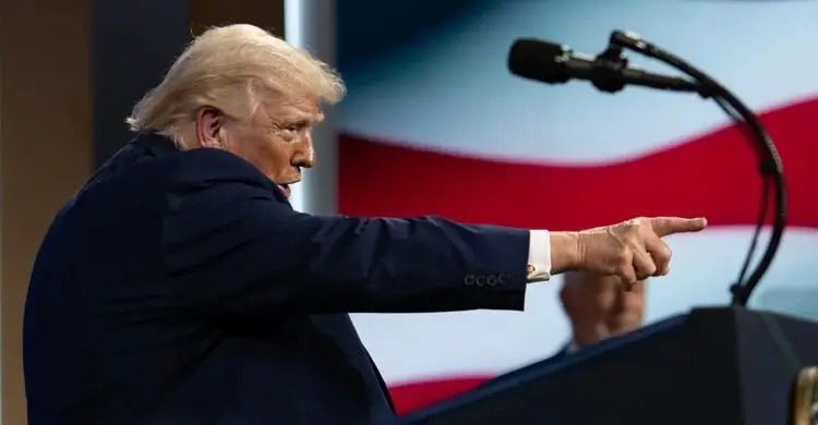 ইরানি জাহাজ অবরোধের কাছে এলেই ধ্বংস হবে: ডোনাল্ড ট্রাম্পের হুঁশিয়ারি