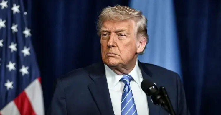 এবার হরমুজ প্রণালিতে সব জাহাজ আটকানোর হুঁশিয়ারি ডোনাল্ড ট্রাম্পের