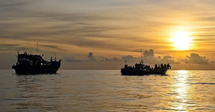 অভিবাসী বহনকারী নৌকাডুবিতে ২৫০ বাংলাদেশি ও রোহিঙ্গা নিখোঁজ