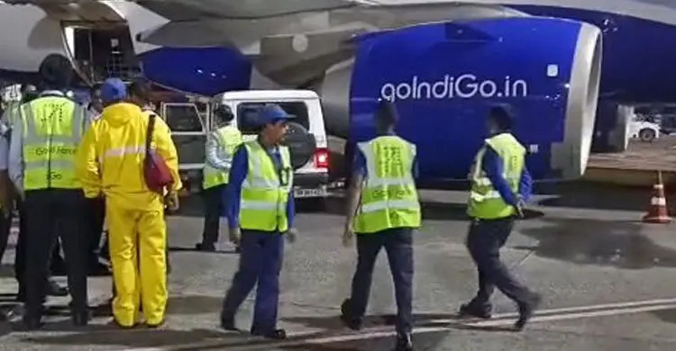 ভারতে বিমানবন্দরে দাঁড়িয়ে থাকা একটি বিমানের ইঞ্জিনে গাড়ির ধাক্কা